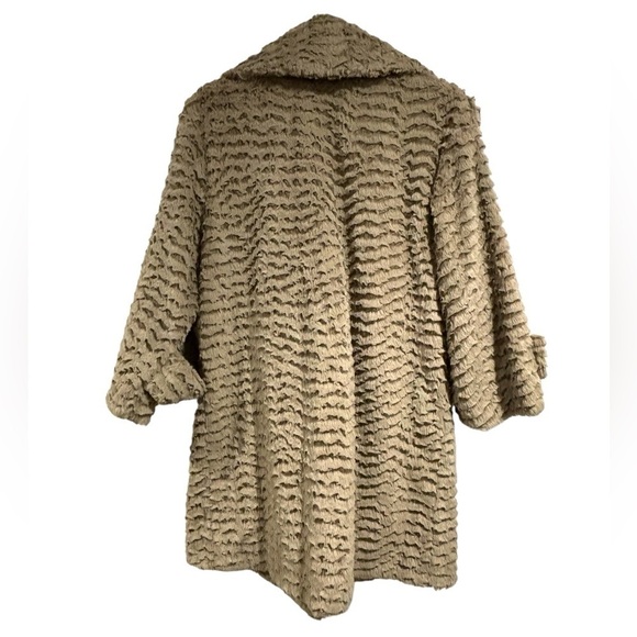 Cynthia Steffe ruffled faux fur beige tan winter coat size medium EUC - Picture 3 of 12